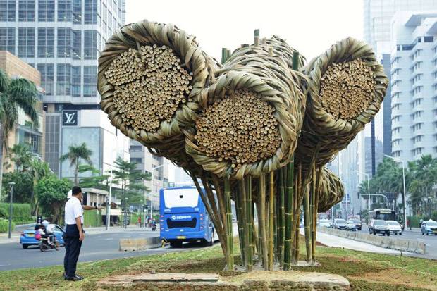 Sudah Rapuh, Instalasi Bambu Getah Getih di Bundaran HI Dibongkar