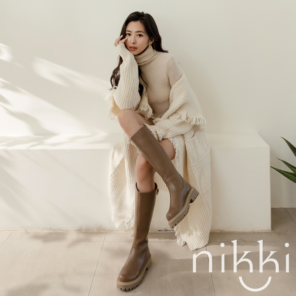 全館靴款最高現折$399ANNSTAR NIKKI聯名-貴族氣氛訂製鍊釦超挺版及膝長靴4cm-卡其