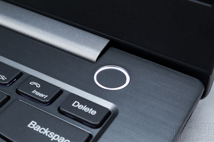 開機鍵上也整合指紋辨識，可以搭配 Windows Hello 使用。