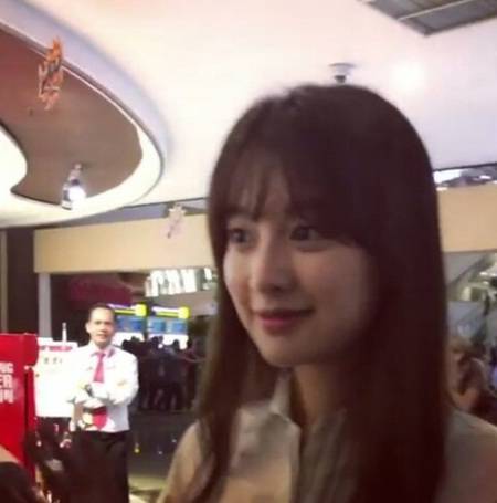 Tiba di Bali, Kim Ji Won Senyum Manis Saat Disapa Fans