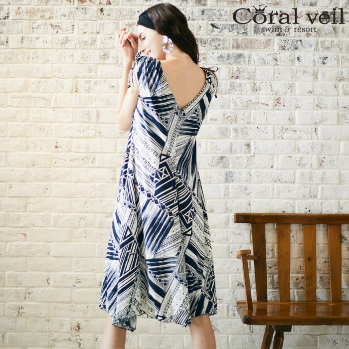 成為注目的焦點。特別的記念日或難忘旅行的必備品♪雙肩褶皺蝴蝶結設計充滿女人味幾何圖形的3件洋裝式設計。柔軟舒適高級材質，包覆雙肩，展現婉柔纖細風格。洋裝前後可以對調，可以喜好２WAY搭配穿著。由中心展