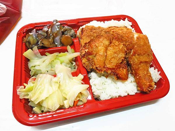 【新莊美食】信德外送便當-外酥內嫩的超厚實雞腿 【新莊美食】信德外送便當-外酥內嫩的超厚實雞腿