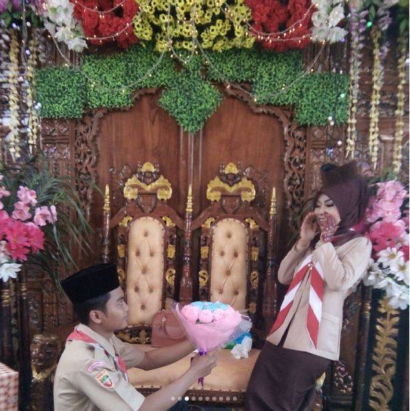 10 Potret Pasangan Menikah dengan Seragam Pramuka, Unik Abis