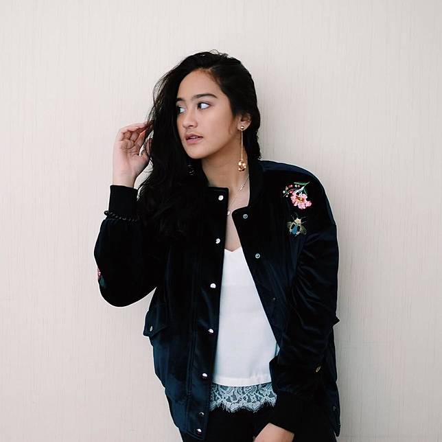 10 Style OOTD Monokrom ala Salshabilla Andriani, Keren Abis!