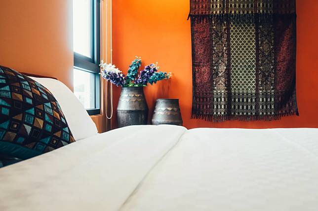 ▲暖色調的房間給人熱情溫暖的感覺（圖/哉煙煙民宿）