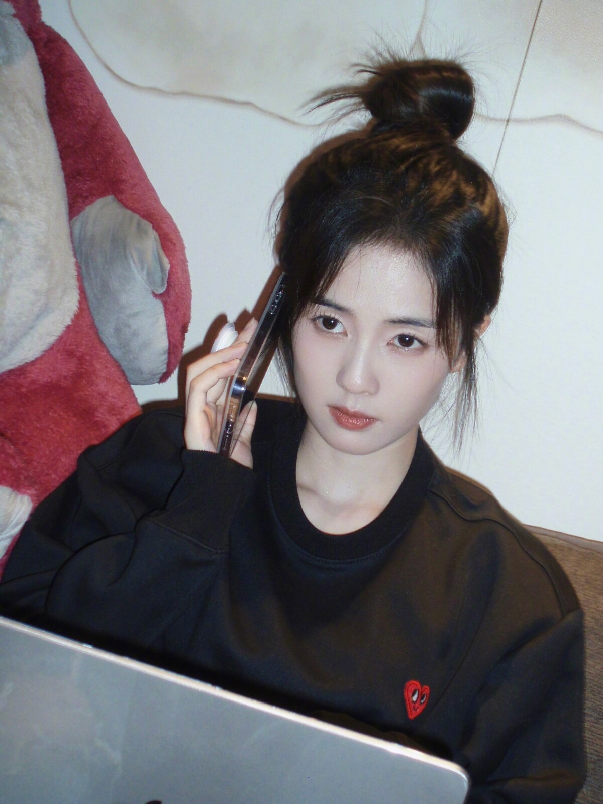 《以愛為營》白鹿戲外7大超減齡穿搭！秋冬亮色系針織衫是關鍵，泡泡袖元素修飾頭身比