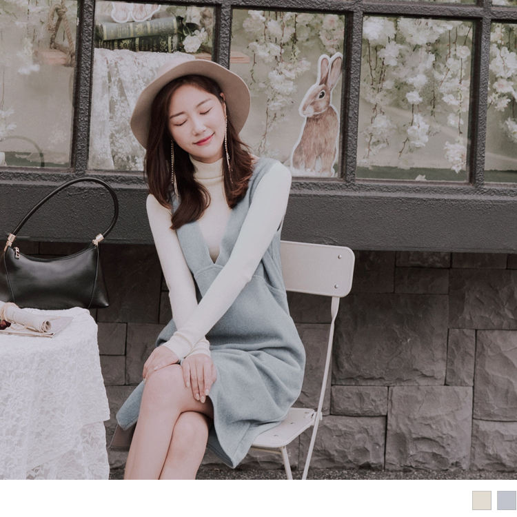 選用舒適毛呢材質，營造濃厚冬季氛圍，同時兼具保暖功能。 V領設計與高腰剪裁，修飾身形、拉長下半身比例。 無袖洋裝簡單搭配內裡，簡約質感穿出你的氣質時尚品味。 此款2色簡約風洋裝，適合旅遊打卡穿搭、抗溫