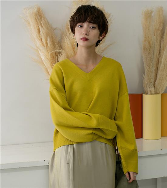 米蘭羅紋針織面料。面料含羊毛，增加保暖性。寬鬆落肩偏短版型。