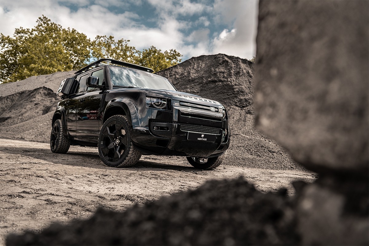 Land Rover Defender「Tuxedo Black」新作曝光！ | LINE購物