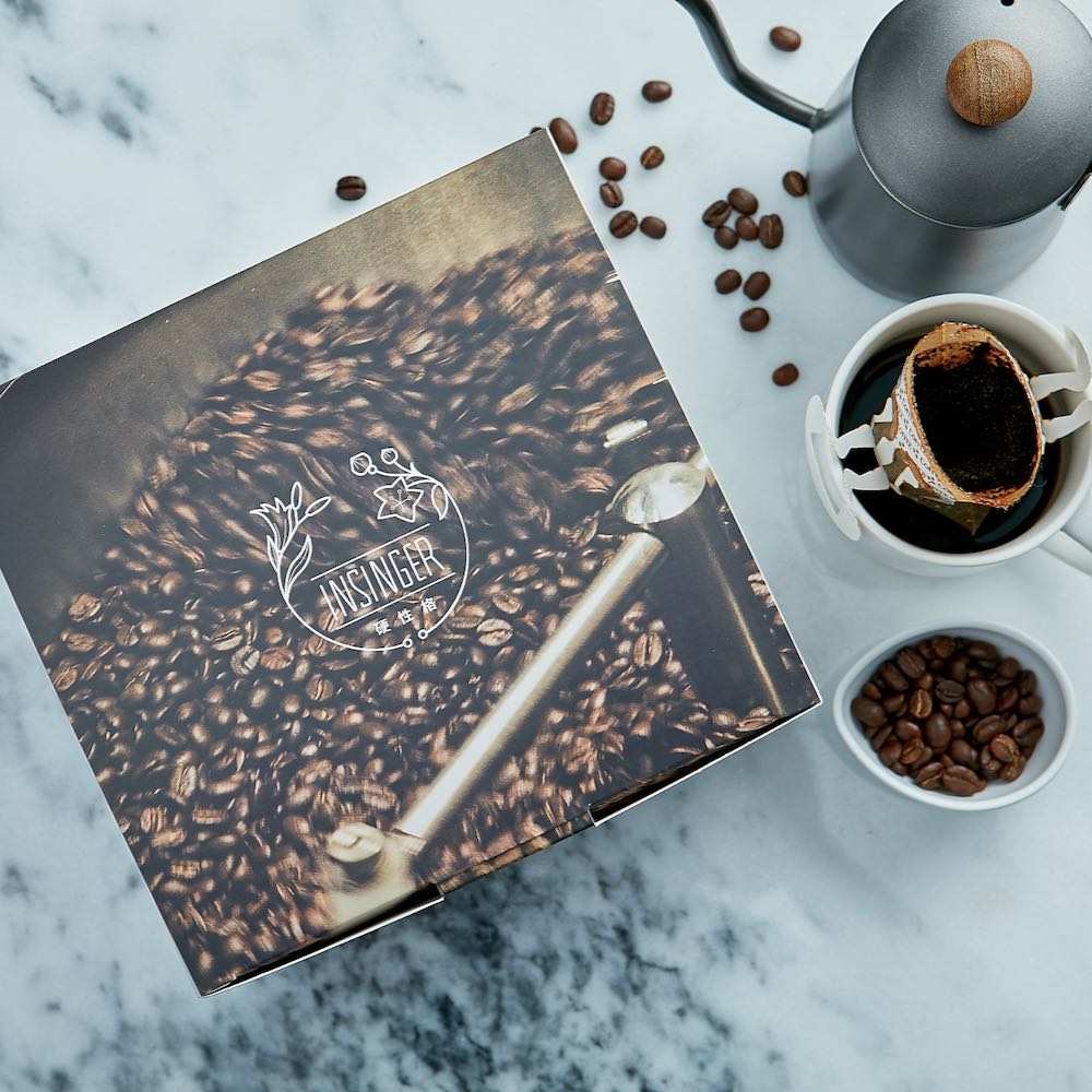 《insinger kaffee 自家烘焙 人工手選濾掛咖啡》選用人工手選剔除瑕疵豆、經專業烘焙淬鍊後散發出芬芳誘人香氣的精品咖啡豆，研磨成粉，搭配日本獨特新開發架置型濾紙設計，獨特設計使得沖泡時，咖