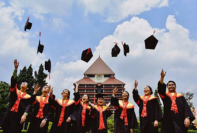 8 Potret Cantiknya Febby  Rastanty  Lulus Sarjana Anggun 