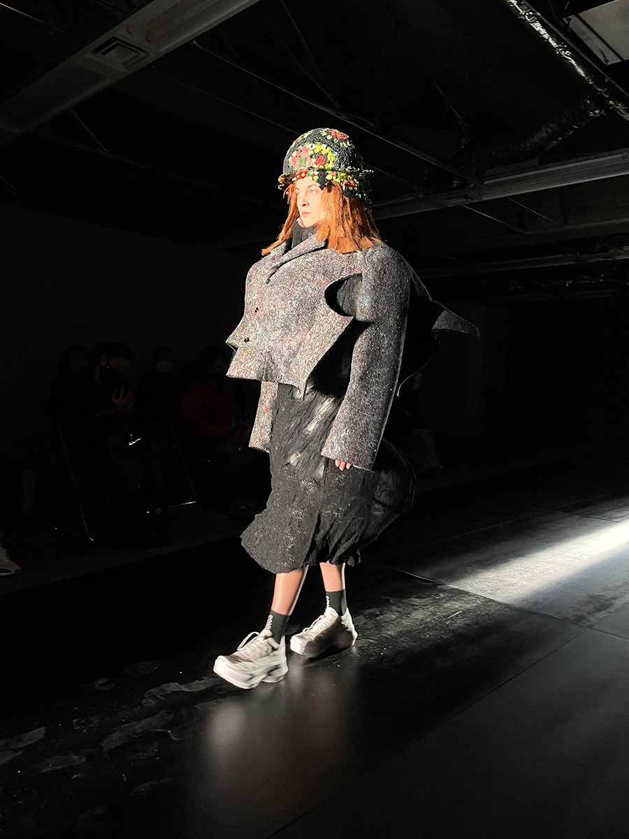 コム デ ギャルソン」は黒バラで「勇気、抵抗、自由」を表現 22-23年