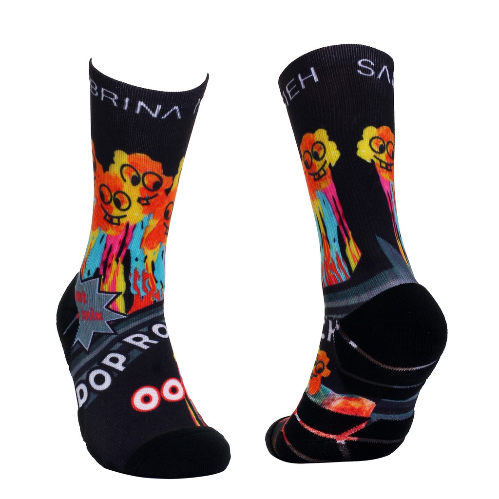 品牌：LIFEBEAT★設計理念靈感來自黑色喜劇電影「希德姐妹幫」，運用80年代絢麗繽紛的雷根糖、戒指糖與跳跳糖 詮釋學生時代的甜蜜美好，交織青春的煩惱，大膽趣味的超現實印花充滿童趣！★產品詳情◆襪子