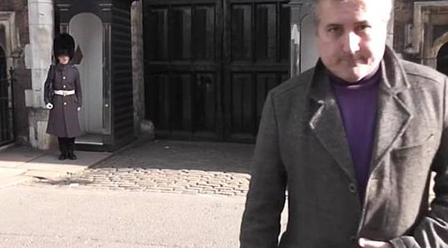 Langka, Penjaga Istana Inggris Marah dan Usir Turis Joget 