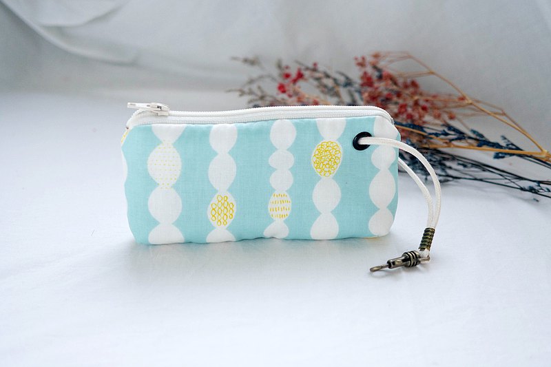 14長 x 7高x 2.5~3厚度 cm。底部13長 x 2.5~3厚度 cm。帶長（含勾長，不含鑰匙圈）約16~18cm