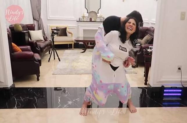 Nindy Ayunda dan suami main games. (YouTube/Nindy Ayunda)