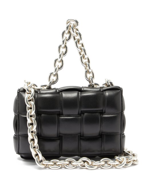 Bottega Veneta - Bottega Veneta's black The Chain Cassette bag is an experimental take on the signat