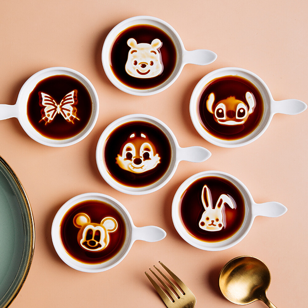 sns超人氣商品 醬油或調味料倒下去會顯現出可愛的卡通角色 讓配角比主菜更有吸引力 餐桌上的小驚喜 生活中的小樂趣 送禮自用倆相宜超棒的 醬油碟器皿利用正負空間輪廓線相互轉換 醬油倒下去的瞬間立即浮出