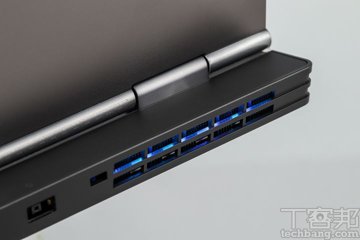 RGB 燈效散熱孔－Y740 各側的散熱孔都能隨 RGB 燈光效果而變化，為低調設計增添了些趣味。