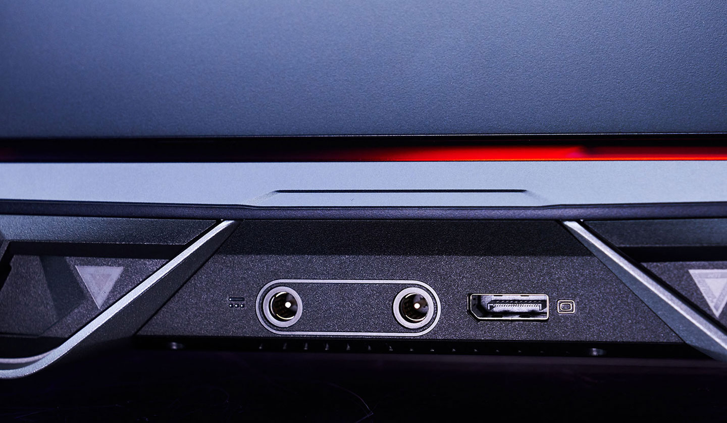 機身後側可看到雙電源與一組 DisplayPort。