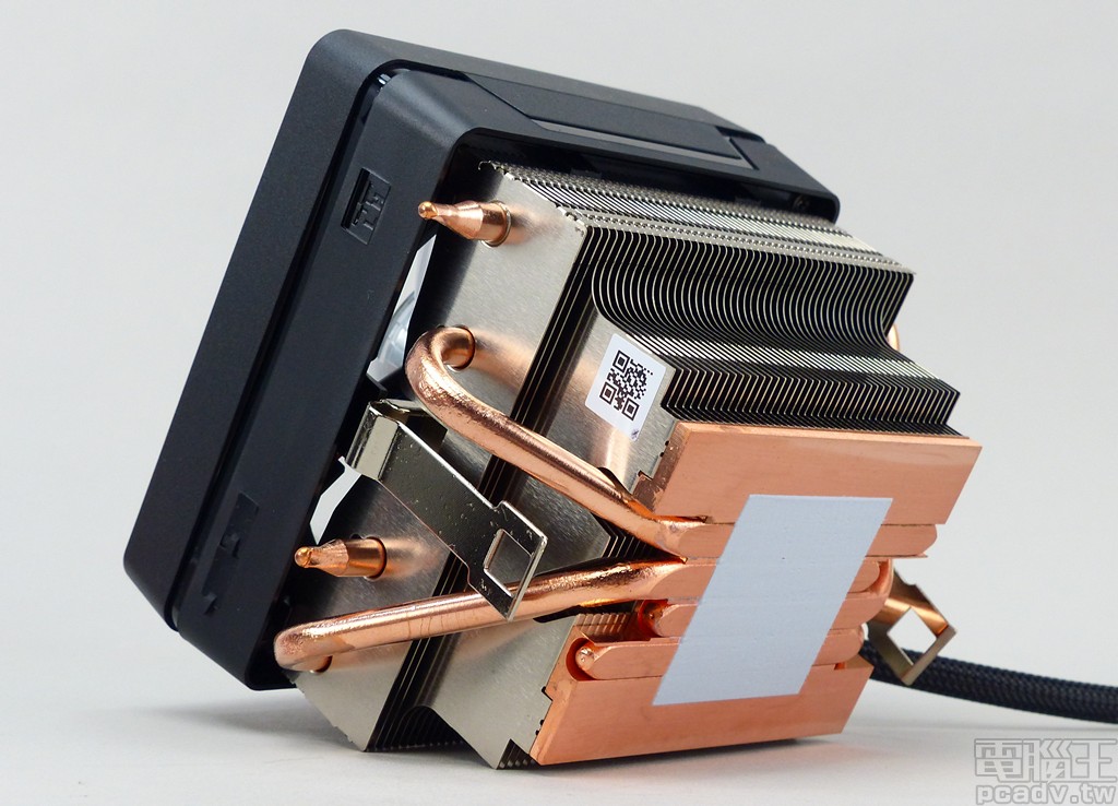 ▲ Wraith Prism 散熱器側邊仍舊保留 L 低轉速與 H 高轉速指撥開關，亦可透過 +12V、G、R、B 或是 USB 連接方式同步控制發光效果；散熱器採用 4 根 6mm 熱導管直觸設計，並預先塗上散熱膏。