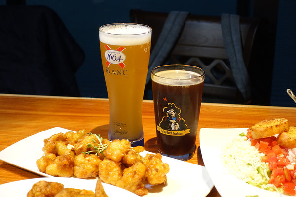 Hooters信義店-遠百信義A13餐廳推薦，HOOTERS美式餐廳大遠百14樓信義店，近看101及百萬級景觀的遠百深夜食堂，遠百信義A13聚餐餐廳