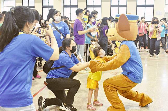 孩子們的大偶像阿奇，與孩子一同歡樂帶動跳。(圖／心路基金會新竹分會提供)