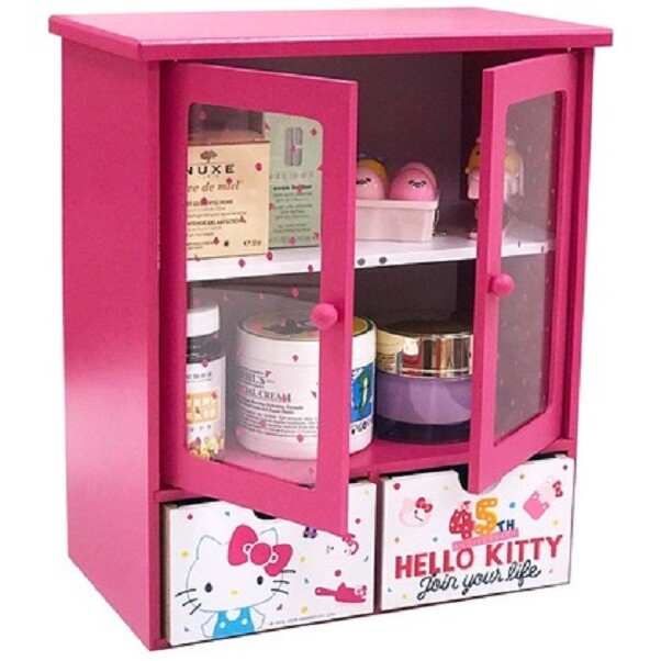 【商品規格】 正版授權 KT-630074 尺寸: 長25 x 寬15 x 高 30 公分. 材質: 木製+透明壓克力. 產地:台灣 【商品功能及特色】 雙拉門磁吸設計 透明壓克力板 漂亮又實用的收納