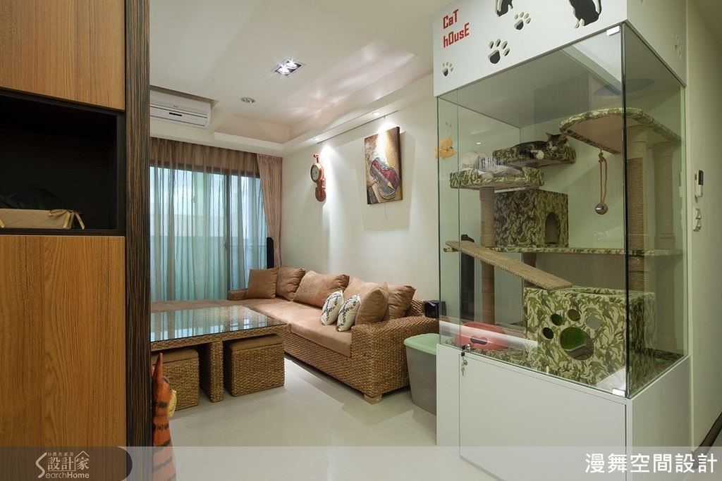玻璃貓屋就是貓大爺的專屬空間！下方還增加收納設計，可放置飼料、乾淨的貓砂！