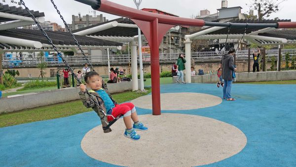 【台北景點】白雲公園-小孩愛不釋手，三種不同類型溜滑梯及多種盪鞦韆的特色公園