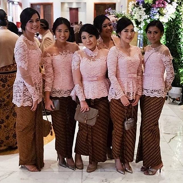 Elegan, Ini 19 Seragam Bridesmaids Terbaik yang Bisa Ditiru