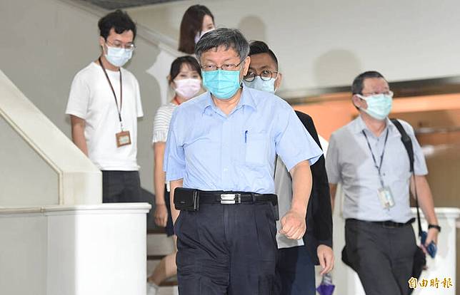 台北市長柯文哲(前)13日出席市政總質詢，也是最後一次到市議會備詢，總質詢結束後率幕僚走出議場，接受媒體聯訪。(記者廖振輝攝)