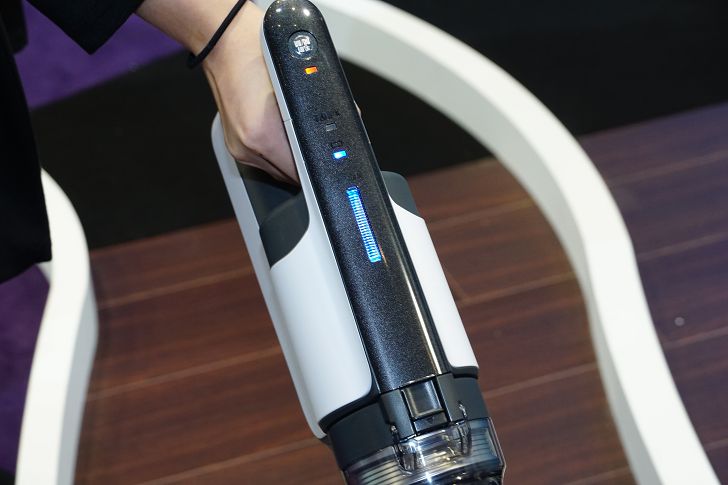 機身上的微塵感知指示燈，紅色代表還有髒汙，藍燈則代表已經吸淨。