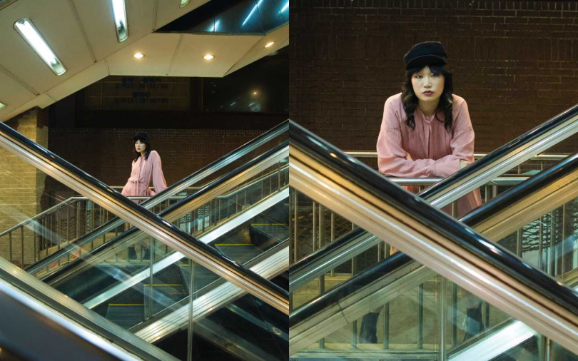 Chloè 石英粉高衩絲質短洋裝／114,600元；DIOR 黑色純棉鴨舌帽／28,500元；sandro Raph 黑色短靴／15,070元（圖／戴世平攝）