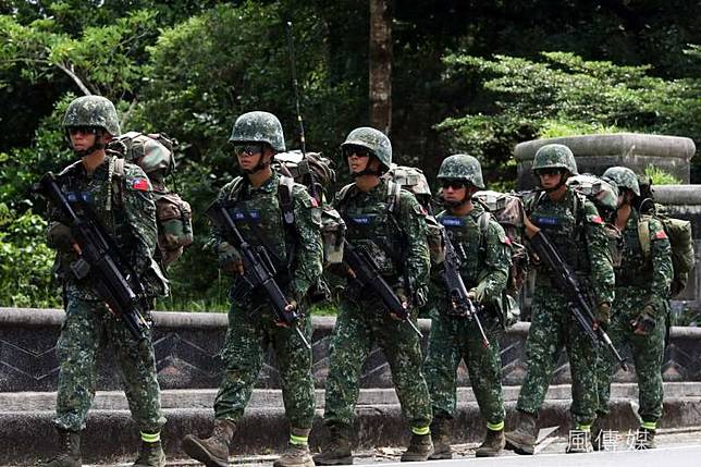 負重25公斤走就對了？突擊車成國防教育裝備、黑鷹支援戰傷急救演練…特戰部隊行軍學問大 | 風傳媒 | LINE TODAY