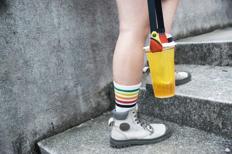 ▼收納方便造型特別的飲料提袋 ▼獨一無二的回收籃球橡皮製作 ▼Double Pump聯名系列 ▼畢業季球隊送禮首選 ▼材質紋路隨機出貨，若有喜歡的球皮特徵可私訊(如希望有球紋、使用特定學校的材料、表面