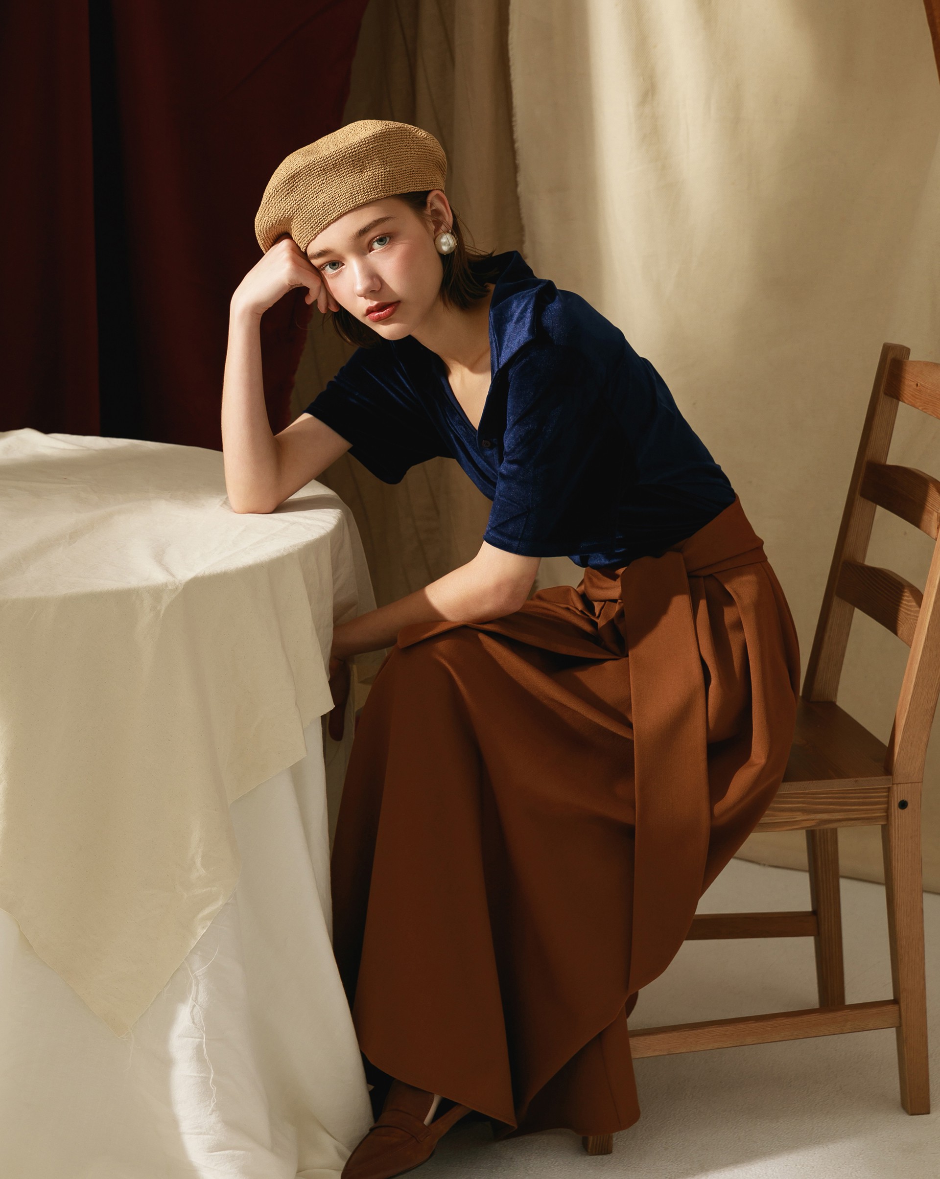 表面有短毛絨感的絲絨布料，建議先洗滌定色後再穿著，且避免強力摩擦/無內裡/無口袋/兩側有開岔/開釦設計