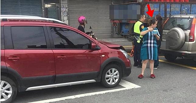 追撞車禍卡中間！　大姐餓歪「路邊吃剉冰」問2車主：ㄟ～要吃嗎