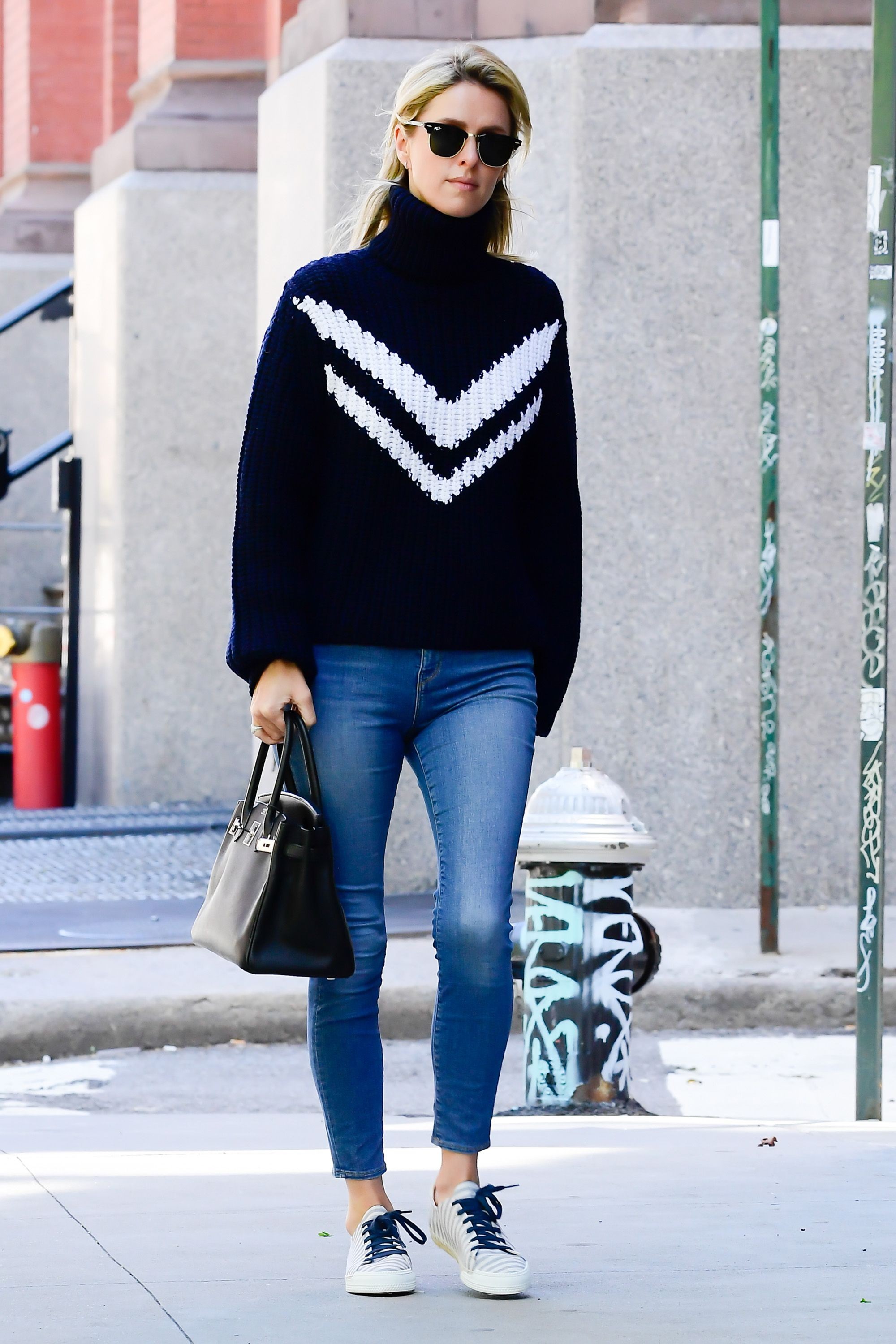 ネイビーニットで作る ニッキー ヒルトンの秋の洗練ワンマイルコーデ 25ans ヴァンサンカン