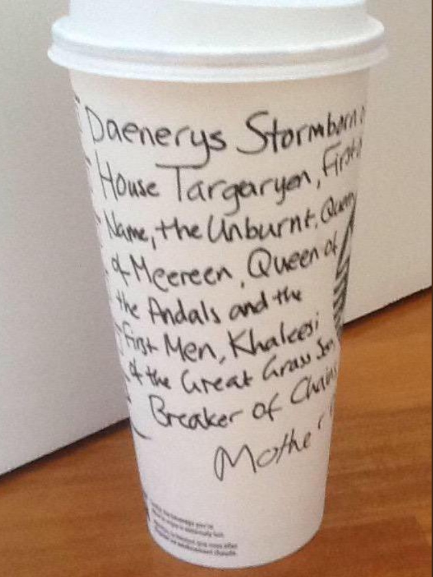 《權力遊戲》場景穿越出現星巴克外帶咖啡杯，網友笑稱：幫龍母外帶咖啡杯的店員慘了......