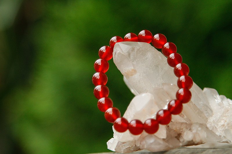 此手環設計以8mm紅瑪瑙搭配製作