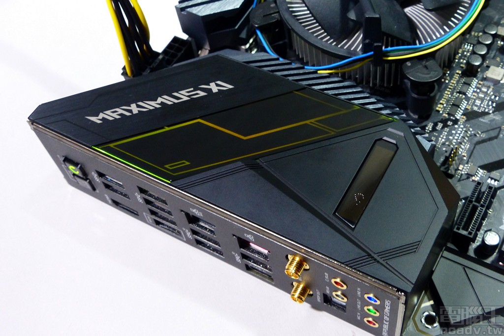 背板 I/O 飾板安裝 RGB LED，此外也具備 LiveDash OLED