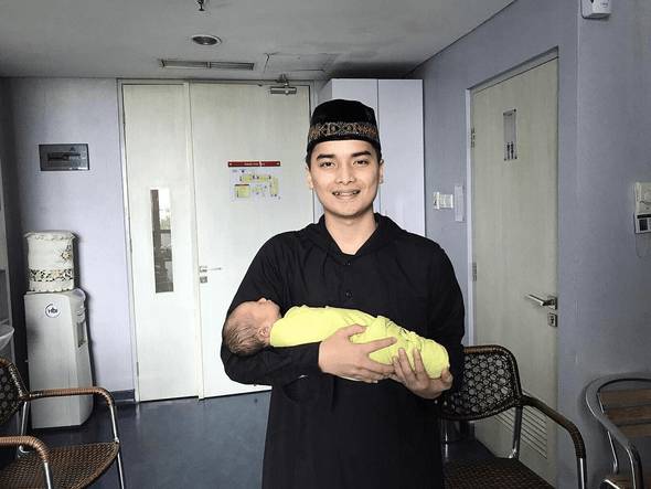 9 Momen Bahagia Kelahiran Anak Pertama Alvin Faiz, Putra Ustadz Arifin Ilham