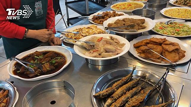 很多人的三餐都是在便當店與自助餐店解決。示意圖／TVBS