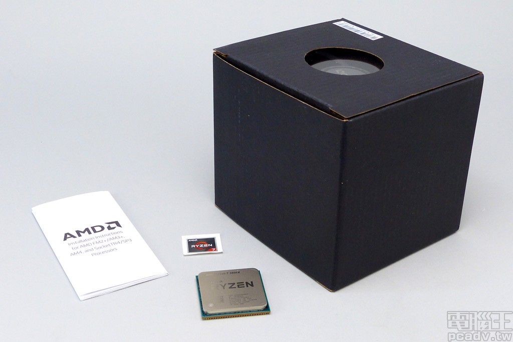 ▲ Ryzen 7 3800X 盒裝內容物一覽，包含處理器本體，Ryzen 7 貼紙、安裝說明書、散熱器。