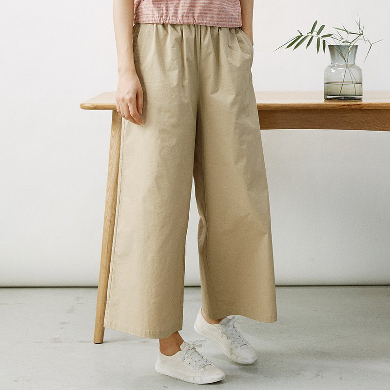 質地即風格，高密度棉布隨意、挺括、耐久，恰到好處的墜感十分好打理，即便在炎熱的夏季穿著，也舒適透氣。