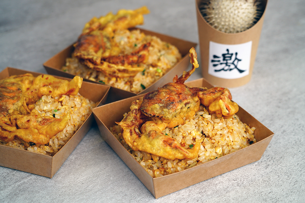 嘉煌用高級料理的態度掌廚，搭配海鮮的炒飯各有講究。酥炸軟殼蟹搭配的金沙炒飯也不簡單，得先將鹹蛋黃翻炒到冒泡，再加入蛋液和白飯拌炒，相當費工。(攝影/Cindy Lee)