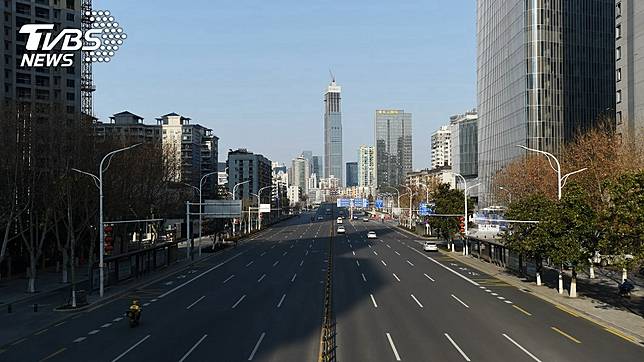 中國大陸官方宣布，即日起武漢市外地人員經批准後可出城。(圖／達志影像路透社)