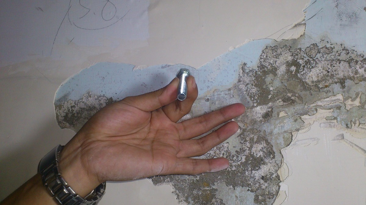 先將病變壁面的批土與漆都清除後，使用三分六角螺絲跟鐵槌，做敲擊強度量測。