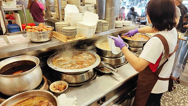 【中和美食】許家莊滷肉飯-用餐時間會需要排隊的超人氣魯肉飯